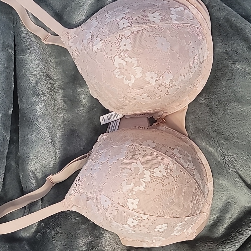 Cream Colored Victorias secret Bra size 40DDD